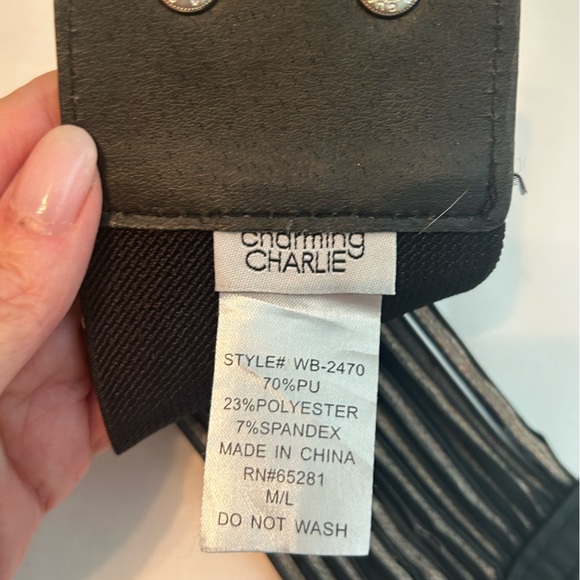 Black Medium belt. Back closure, with braid faux leather in front. - Picture 3 of 3